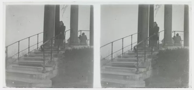 Monument Colonnes Femme c1950 Photo Stereo Amateur Plaque de verre Vintage 