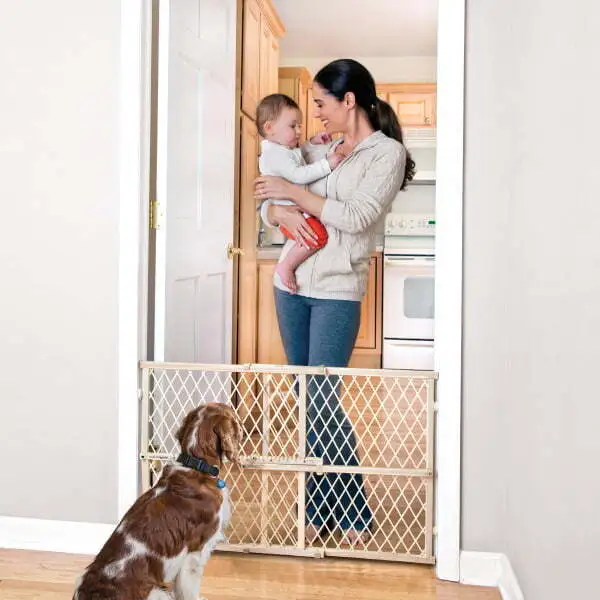 Diamond Mesh Gate Lock Adjustable Wood Baby Gate with Infants Toddlers and Pets