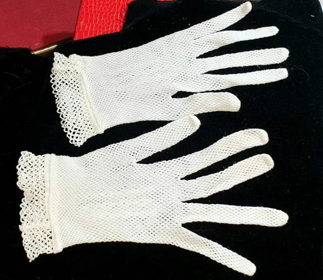 Poupée ancienne : paire de petits gants anciens en dentelle au crochet