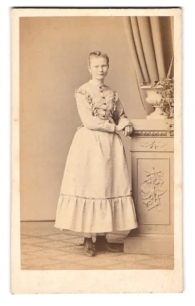 Fotografie L. Belitski, Nordhausen, Portrait junges blondes Mädchen im hellen K