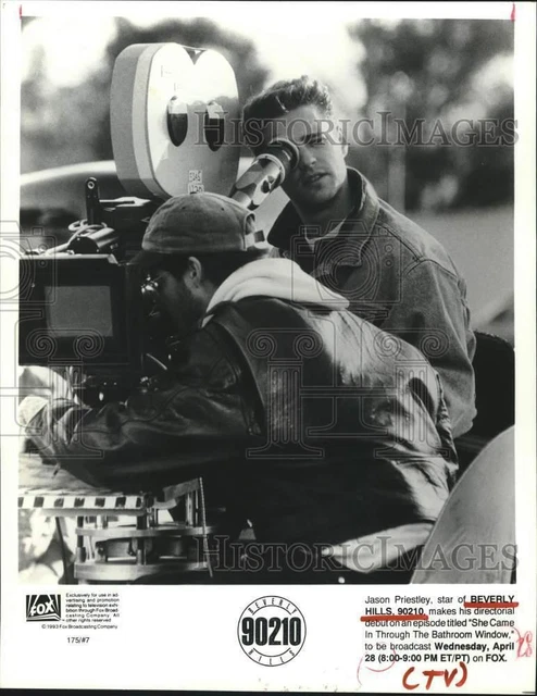 1993 Press Photo Jason Priestly directs an episode of "Beverly Hills, 90210"