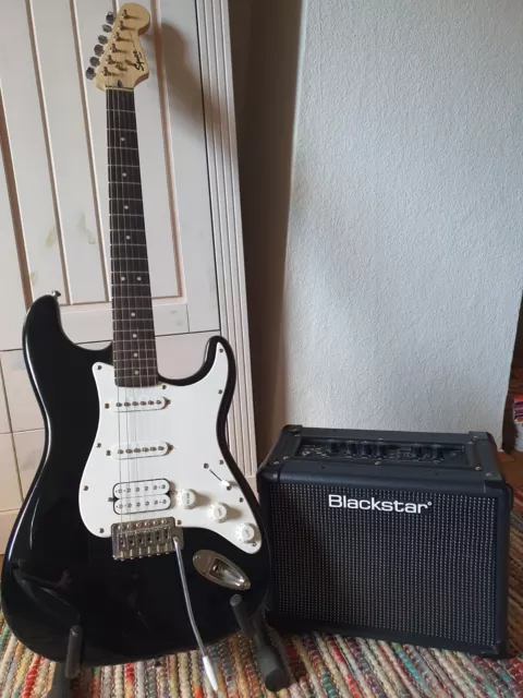Squier Bullet Strat Fender schwarz weiß + Blackstar ID Core Stereo 10 neuwertig