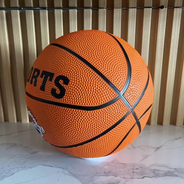 Migliora lo sviluppo fisico con questo pallone da basket giallo diametro 21 cm
