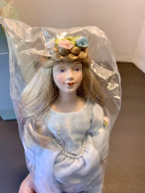 1984 Avon Fairy Tale Collection Cinderella 9" Porcelain Doll & Stand ds1437 3