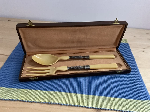 Lot de 2 couverts de service à salades - en métal argenté et