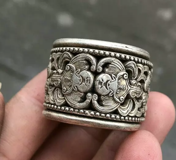 Exquisite Old Chinese Tibet Silver Handcarved Bat Pull Finger Ring Statue