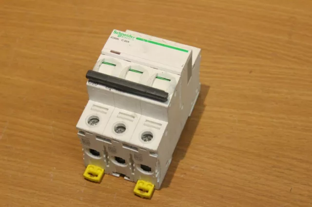 SCHNEIDER Disjoncteur miniature, Acti9 iK60N, 1P, 32 A, courbe C