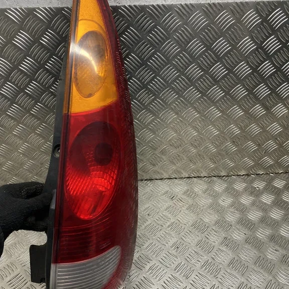 NISSAN ALMERA TINO V10 Feu Arrière Droit 2.20 Diesel 84kw 2003 15087007 NISSAN ALMERA TINO V10 Feu Arrière Droit 2.20 Diesel 84kw 2003 15087007