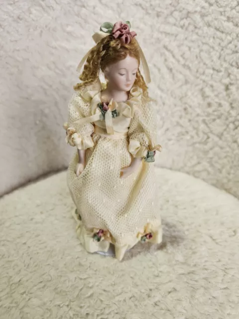 Kleine Porzellanpuppe im Kleid Sammlerstück Vintage?
