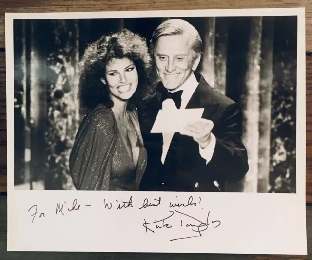 1978 Kirk Douglas Signed 8X10 Photo Movie Actor Raquel Welch 50th Oscars No COA