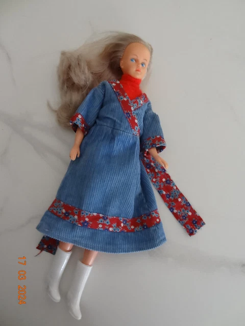 POUPÉE TRESSY BELLA/AMERICAN CHARACTER en boite avec son socle et sa clé