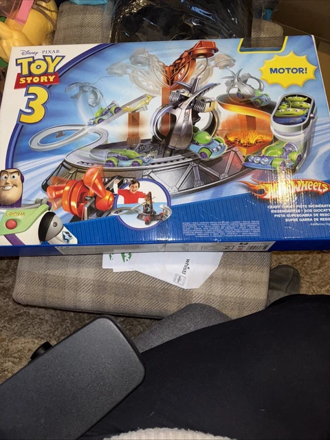 Hot Wheels Track 3 Claw Rescue Track Set - Disney Pixar Toy Car