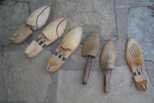 LOT D ANCIENS EMBAUCHOIRES ET FORMES A CHAUSSURES (en bois)