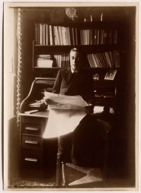Photo tirage citrate c.1910 - Le lecteur - Bureau Bibliothèque - clair obscur
