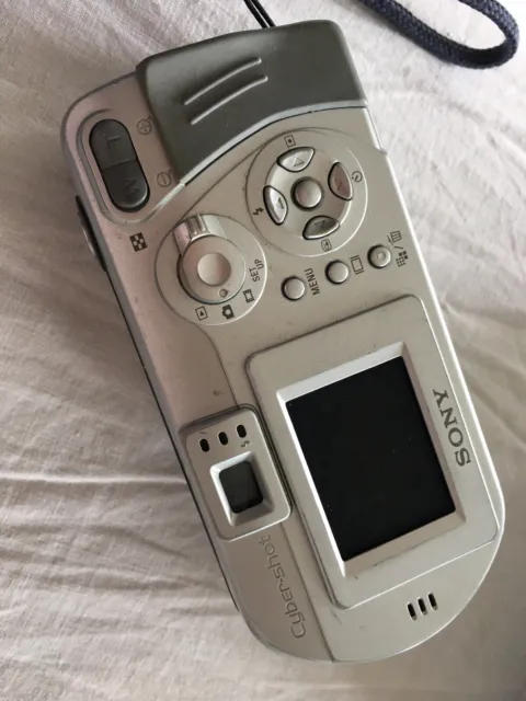 Fotocamera Digitale Sony CyberShot 3.2 Mpix DSC-P52 con caricatore e memory card 3