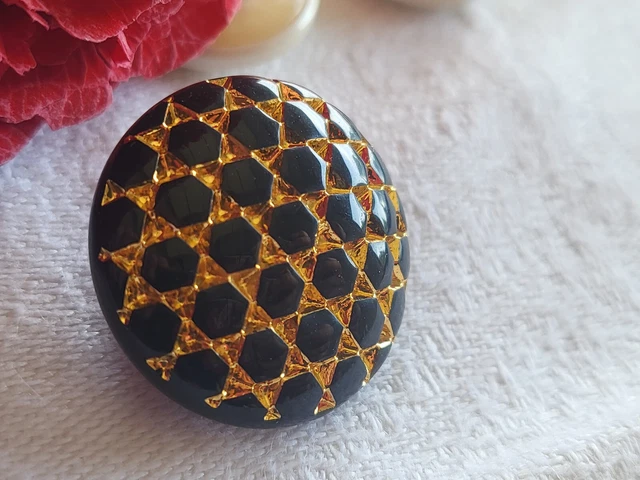 Bouton ancien  en verre noir doré alvéole collection 2,2 cm G15A