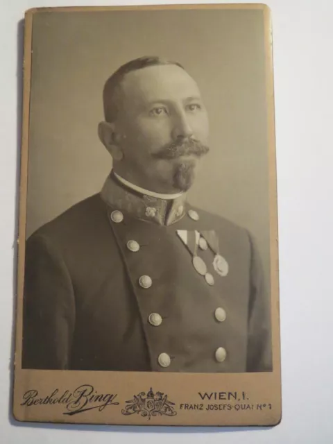 Wien - Soldat mit Bart in Uniform mit Knöpfe & Orden - Portrait / CDV