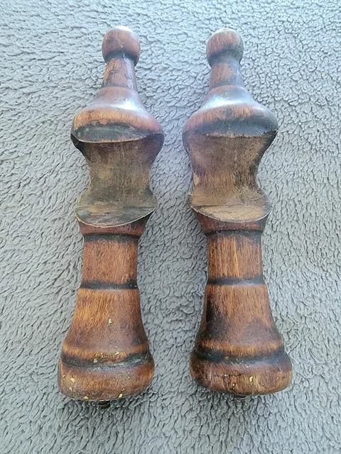 Antique Pair of  1860s Farmhouse Reclaimed Wood Turned Curtain Rod Holders 4