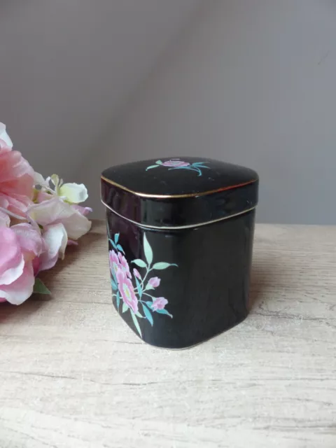 Ancienne Boîte en Céramique Noire avec Couvercle Décor Floral 2