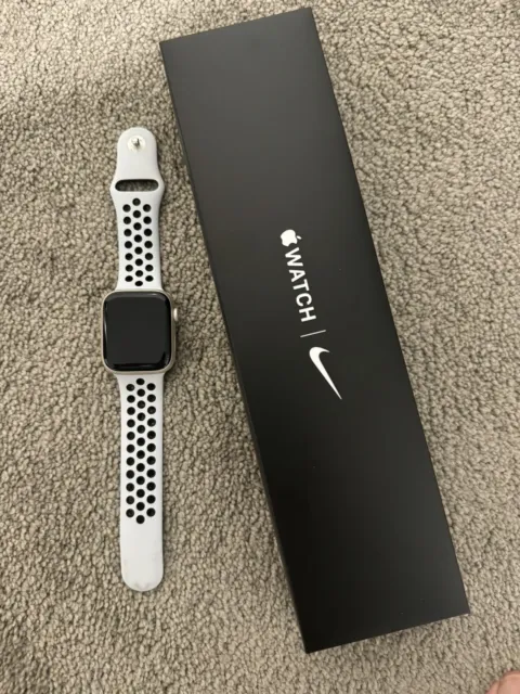 Apple Watch Series 7 45mm Silver Aluminum Case Nike Sport Band (WiFi)