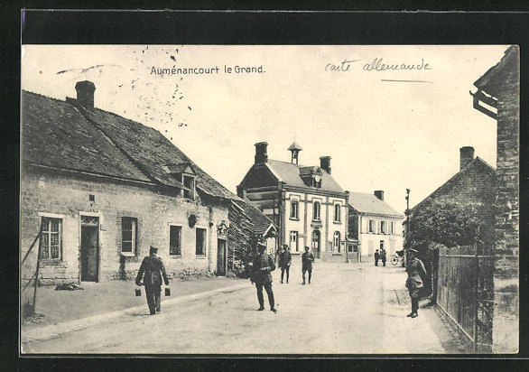 CPA Aumenancourt-le-Grand, vue de la rue avec des soldats 1916