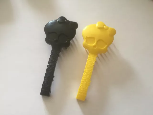 Lot De Deux Brosses Noire Et Jaune  Pour Poupee Monster High