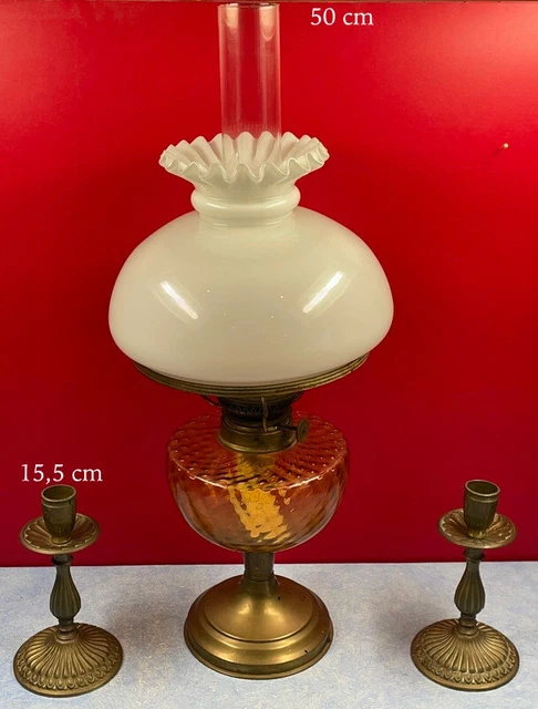 Lampe à pétrole avec verre et opaline & paire de Bougeoirs en laiton