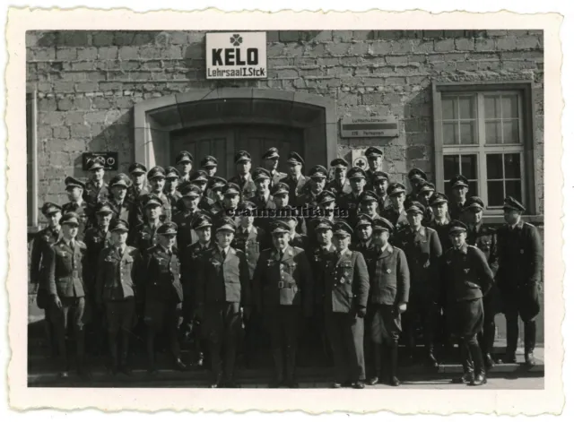 Orig. Foto Offiziere m. Orden Schild bei Lehrgang in Kaserne MAINZ Rhein 1943