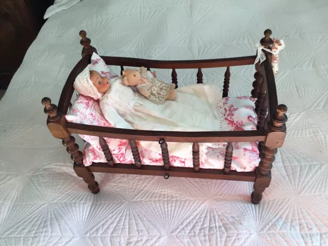Ancienne Petite Poupée Dans Son lit En Bois Travaillé Et Complet  Fin XIX