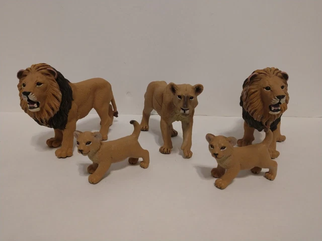 SAFARI LTD. Huge Lot 80+ Plastic animals, Figures, Pirates, Trees
