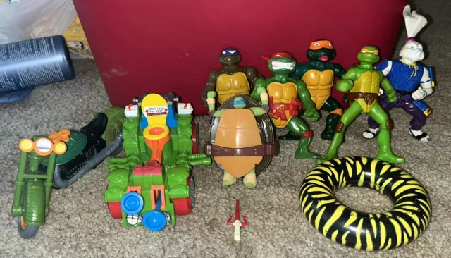 Lot of 1980’s and 1990’s Teenage Mutant Ninja Turtles TMNT action figures etc.