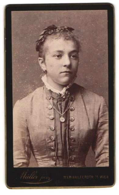 Fotografie M. Müller jun., Wien, Mariahilferstr. 76, Junge Dame im Kleid mit Me