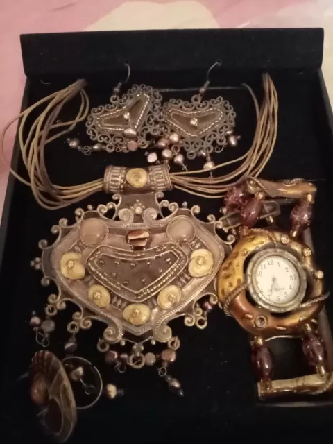 Bellissimo set  di collana, orologio, orecchini e anello color ambra.