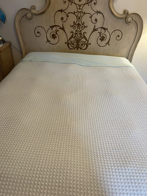 Morgan Jones Mylar Full/Queen Light Blue Pops Bedspread With Rounded Corners