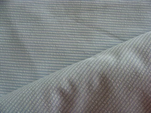 coupon de tissu seesuker  pur coton  fond blanc rayures bleu ciel 3 m x 1 m 50