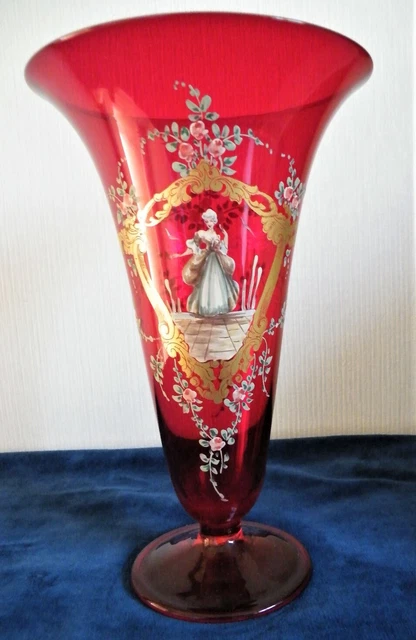 Soliflore Ancien En Verre Moulé Sur Pied Régule - Décor Harpe Et Flûte
