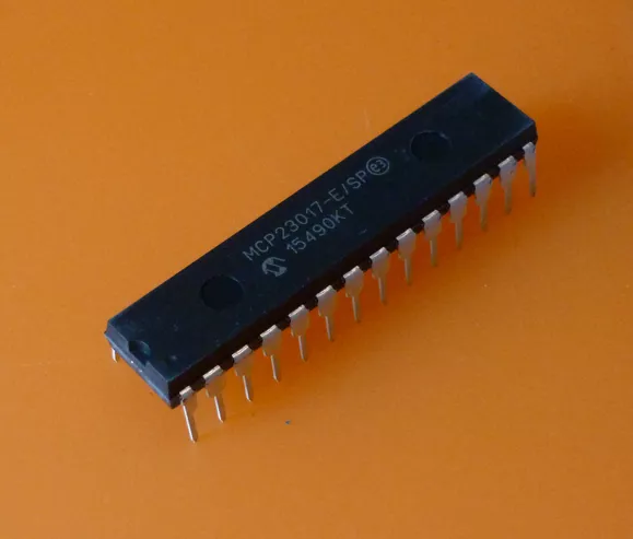 Microchip MCP23017-E/SP im DIL Gehäuse