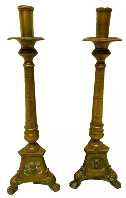 Antigua pareja de candelabros de bronce con ángeles de la guarda. 34 cm de alto.