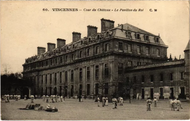 CPA Vincennes Cour du Chateau Pavillon du Roi (1347295)