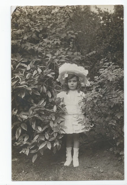 BM644 Carte Photo vintage card RPPC Enfant mode fashion dans les arbres jardin