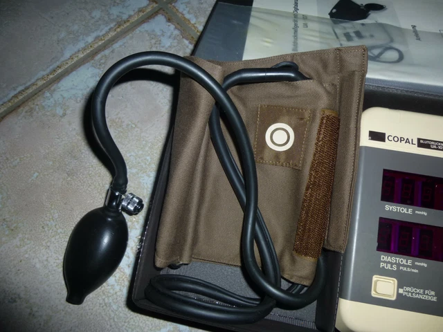 antikes  altes Blutdruckmeßgerät im Etui/Kasten 3