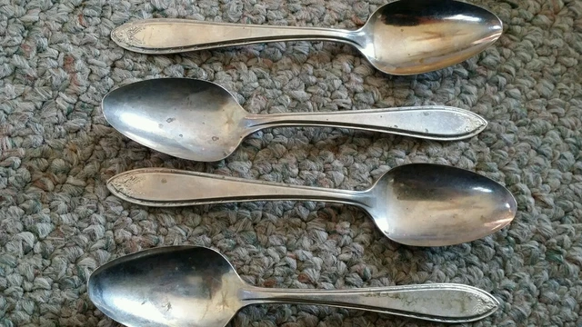 4 cucharaditas Rogers de plata níquel empañadas