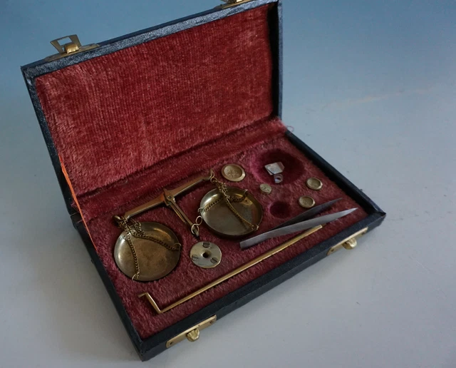 RS0121-032: Kleine alte Feinwaage Goldwaage Apotheker Waage im Etui