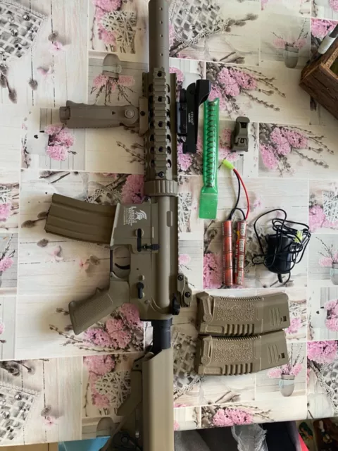 Réplique M4 AEG airsoft neuve Réplique M4 AEG airsoft neuve