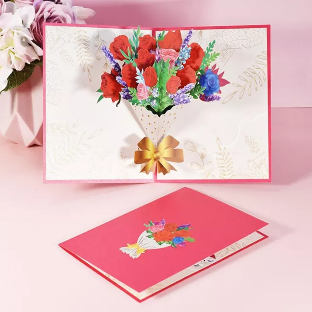 Bellissimo biglietto di auguri con bouquet di fiori 3D con dettagli carta intagliata