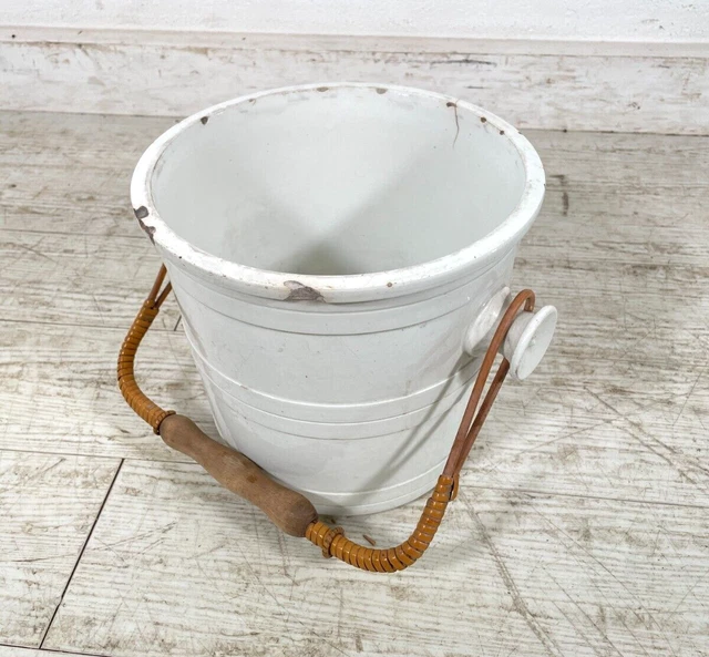 Scodella con manico in Ceramica Bianca con Cuoricino e Iris Blu