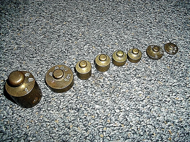 8 alte Waagen-Gewichte Messing von  5 bis 125 g 3
