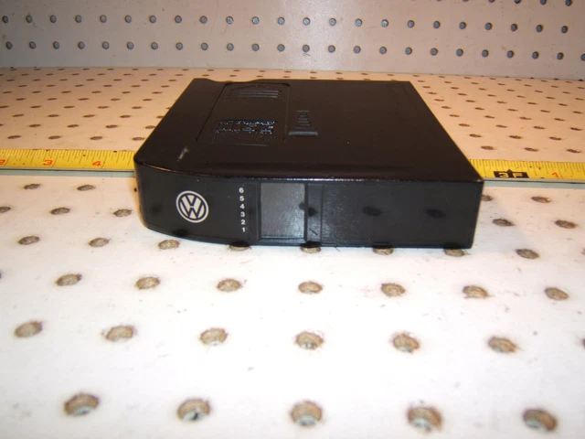 VW Jetta 96 in trunk CD changer ( READ ITEM DESCRIPTION ) 6CD 1 Magazine ONLY