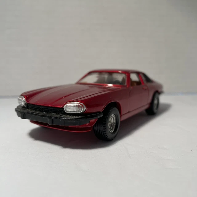 JAGUAR XJS Metallic Red Corgi Made in Britain Opening Doors Chrome Wheels 1:32