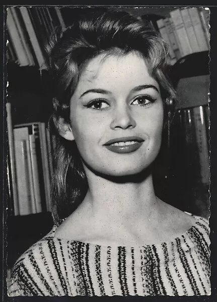 AK Schauspielerin Brigitte Bardot in Pullover vor einem Bücherregal